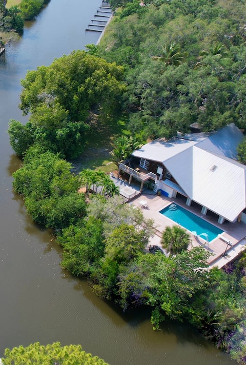 Charming Waterfront Tropical Escape Near Downtown