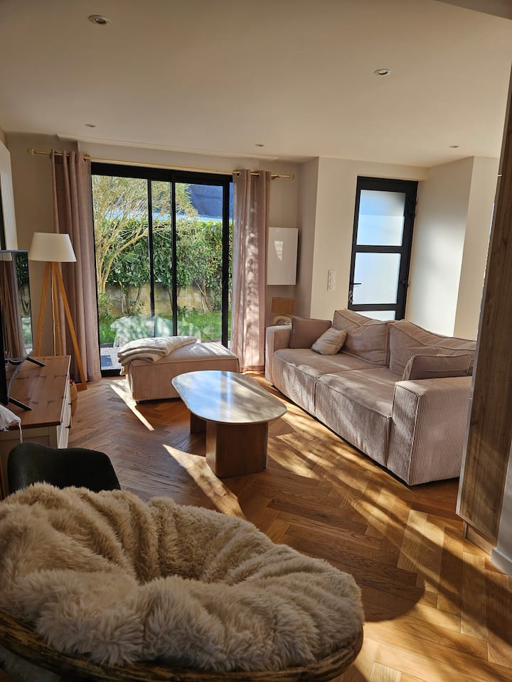 Prostor za opuštanje s kaučem na razvlačenje (ako je potrebno) 
Dostupni su Smart TV, Netflix, Disney + i Canal + 