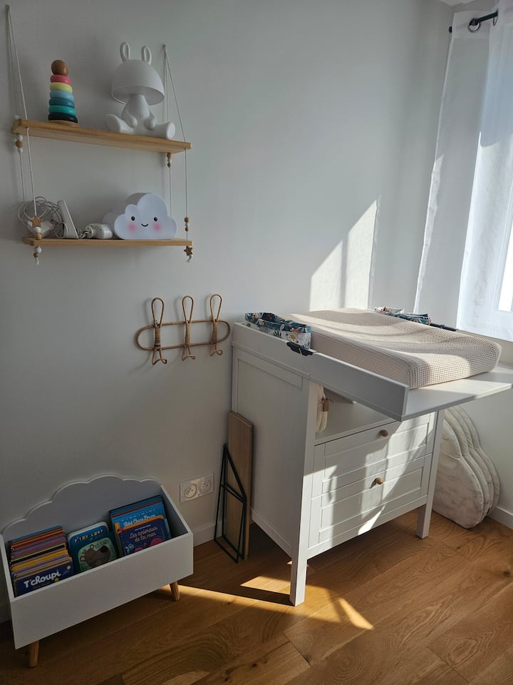 Soba za bebe s krevetom 60 x 200, stolom za previjanje, igračkama za bebe itd. 
 