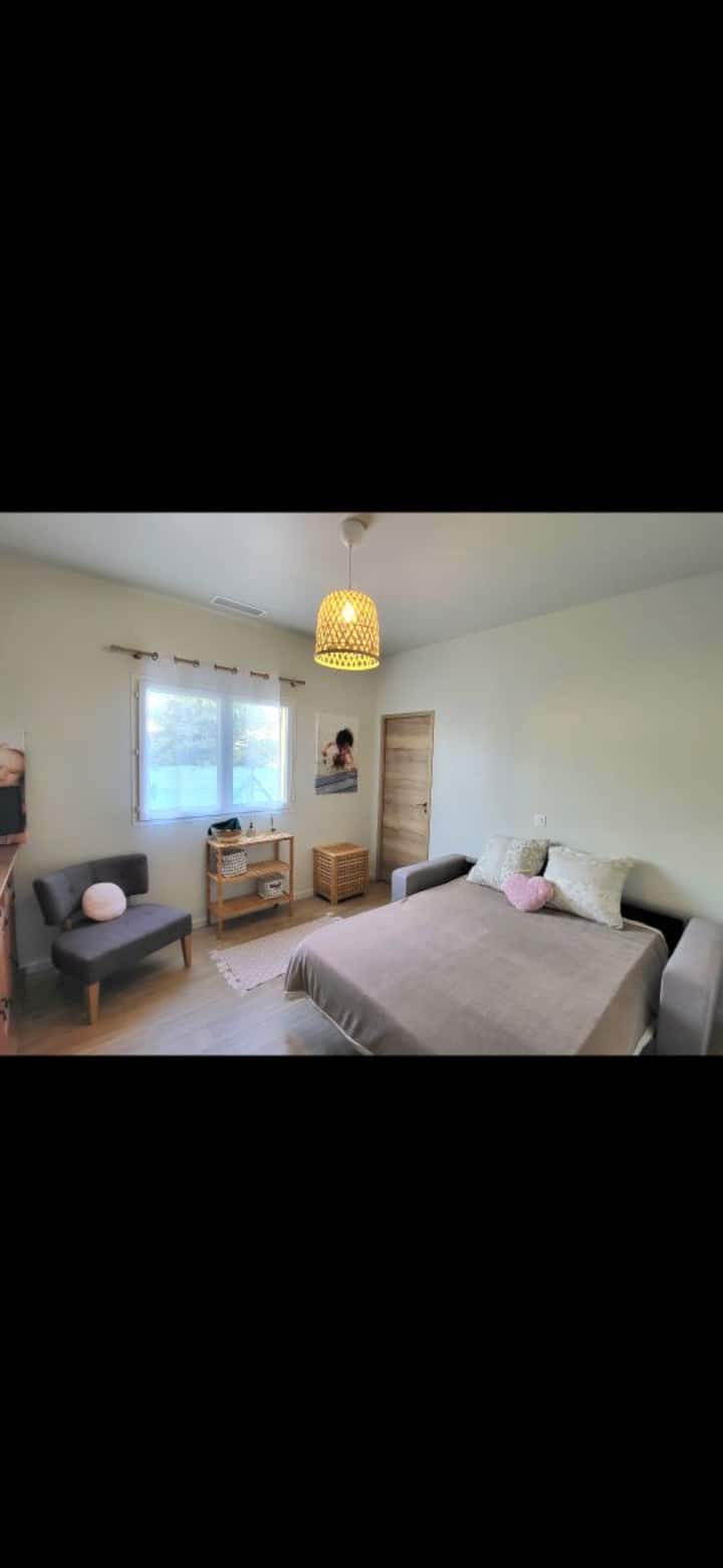 Spálňa 4 vybavená televízorom a rozkladacou pohovkou ( 140/190) 