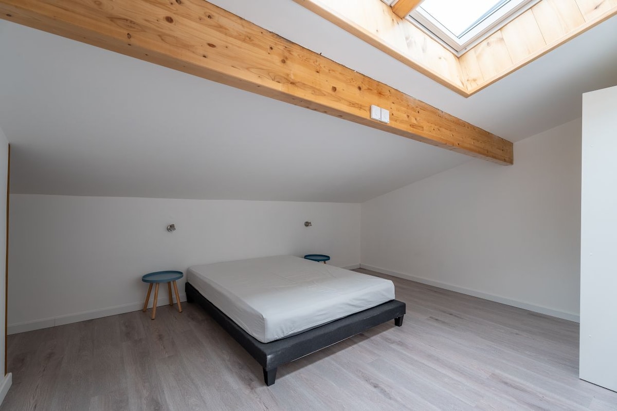 ห้องนอนเตียงคู่ขนาด 160 คูณ 200 พร้อมที่แขวนและชั้นวางของ