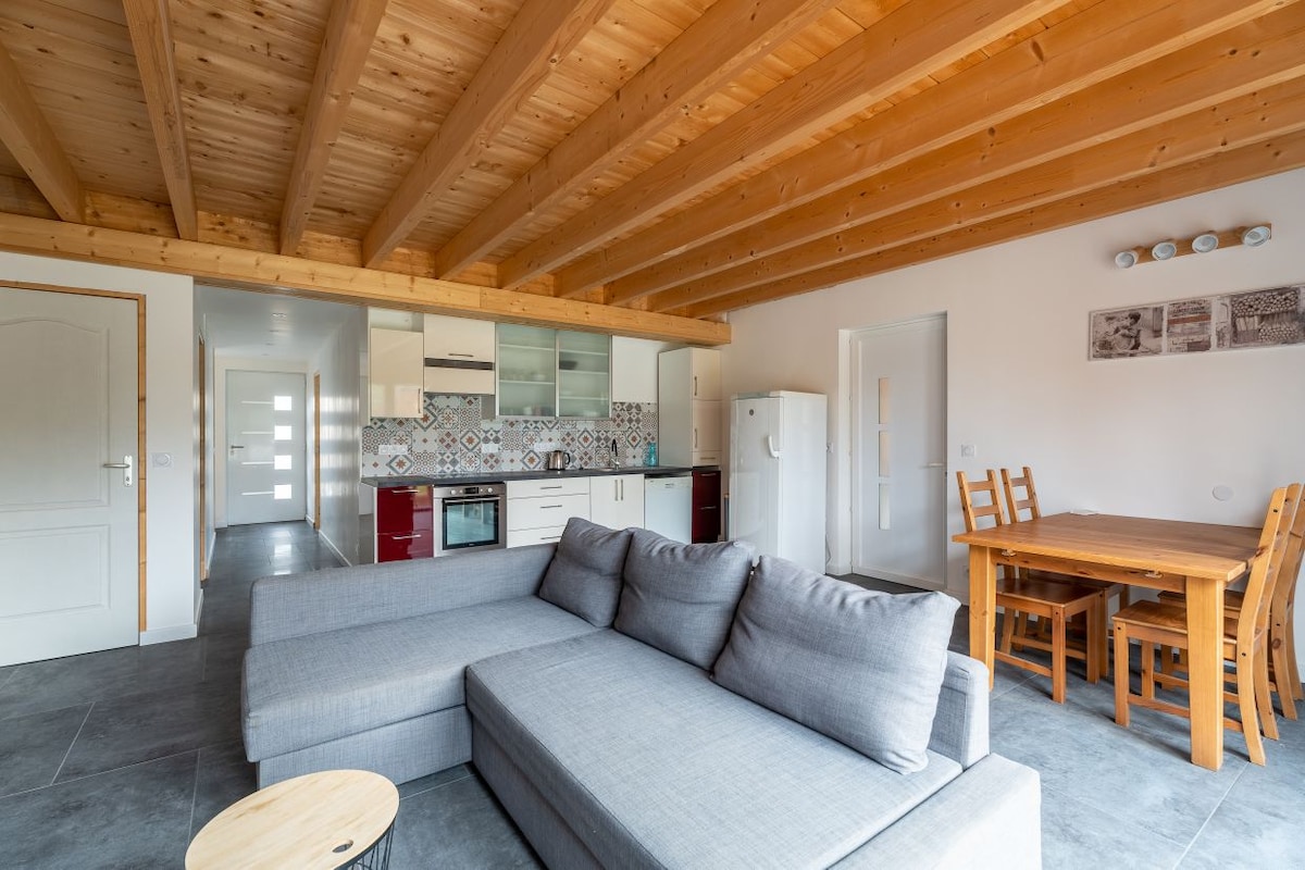 ห้องครัวแซมห้องนั่งเล่นพร้อมวิวและระเบียง
เข้าถึงพื้นที่สีเขียวและเกมกลางแจ้งภายใต้เงื่อนไข