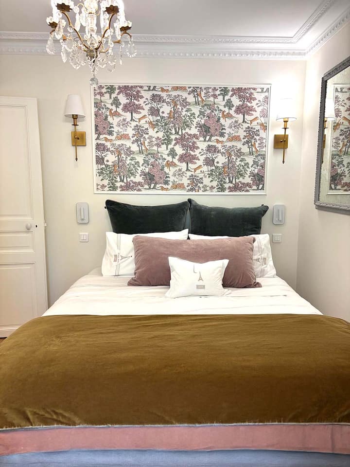 La luxueuse chambre 1 a une belle décoration d'inspiration parisienne.