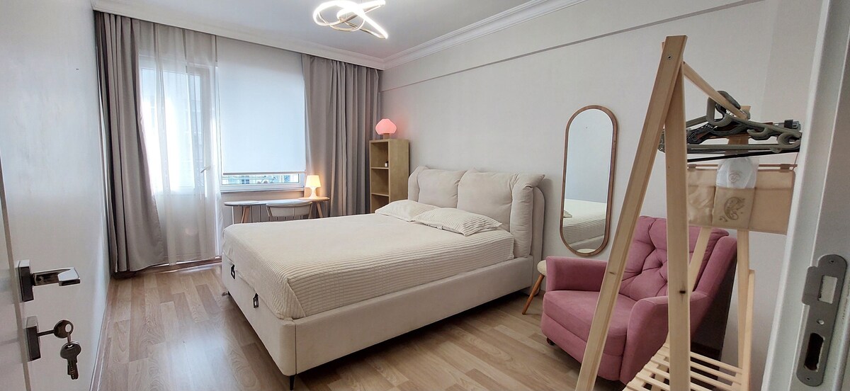 ნათელი ოთახი ცენტრალური გათბობითა და კონდიციონერით, აივანი (რომელზეც გასასვლელი მეორე საძინებლიდანაც არის)
საწოლი 160×200 სმ სუპერმყუდრო მატრასით, სამუშაო მაგიდა, კომფორტული სკამი, სარკე, ტანსაცმლის საკიდი, საკიდები, თაროები, სავარძელი