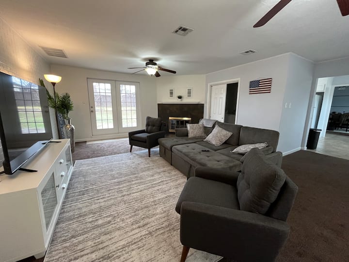 King Size Beds, Near Fort Sill, Until 8 Guests - Lawton, OK