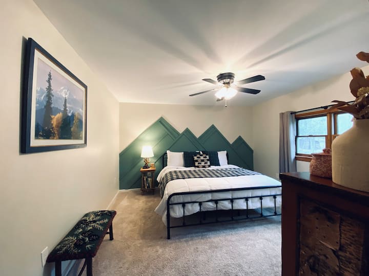 Dormitorio único tamaño king inspirado en la montaña con baño completo privado en suite. 