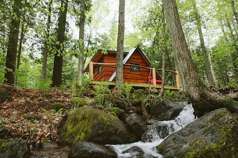 Whiteface Camp ~Private Creek
Hot Tub ~ Woodstove