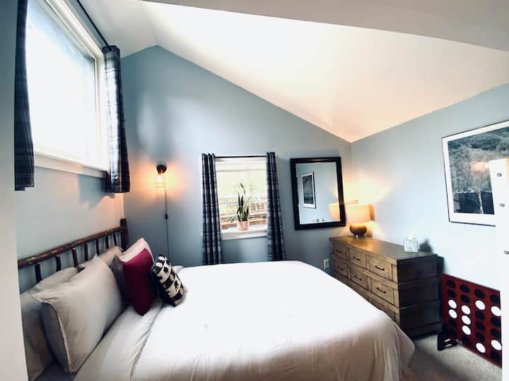 Cama queen y un juego de literas. ¡Perfecto para familias! Este dormitorio tiene capacidad para 4 personas. 
Mucho espacio de almacenamiento con una cómoda y un gran alcance en el armario hay mucho espacio para guardar la ropa de todos y mantener las cosas organizadas. 