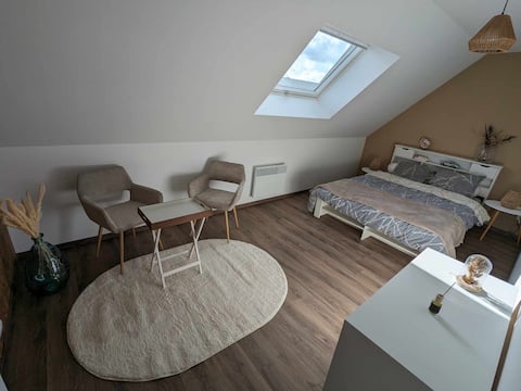 Private floor - 2 to 3 bedrooms - Close to circuit
