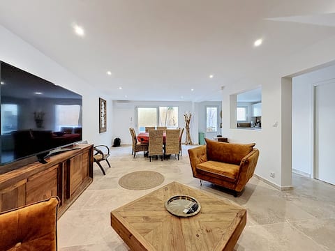 Top Airbnb: Intra-Muros Villa with Terrace, Garden, and View of the South Rampart in Aigues Mortes