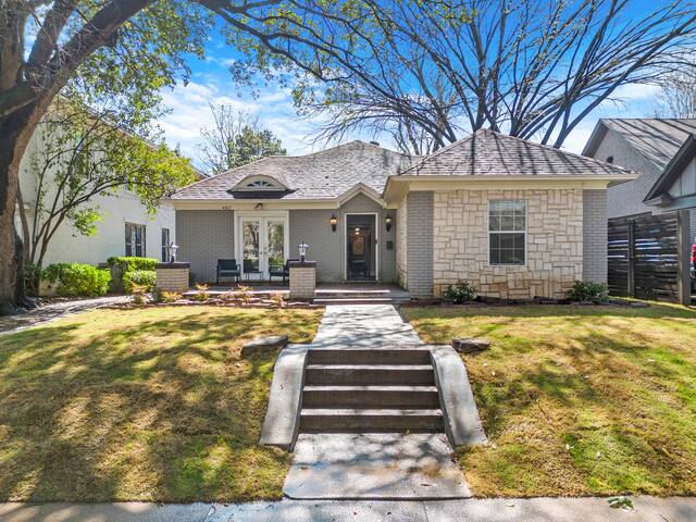 Brand New! Oak Lawn Glam House POOL Backyard Oasis gallery image 3