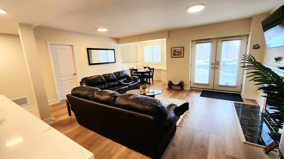 סלון מרווח עם חלונות גדולים ודלת כניסה צרפתית, עם אח לבידור, מפגשים חברתיים וצפייה בטלוויזיה. מטבח מאובזר ופינת אוכל לכל הנוחות הביתית שלכם. מרווח ונוח.