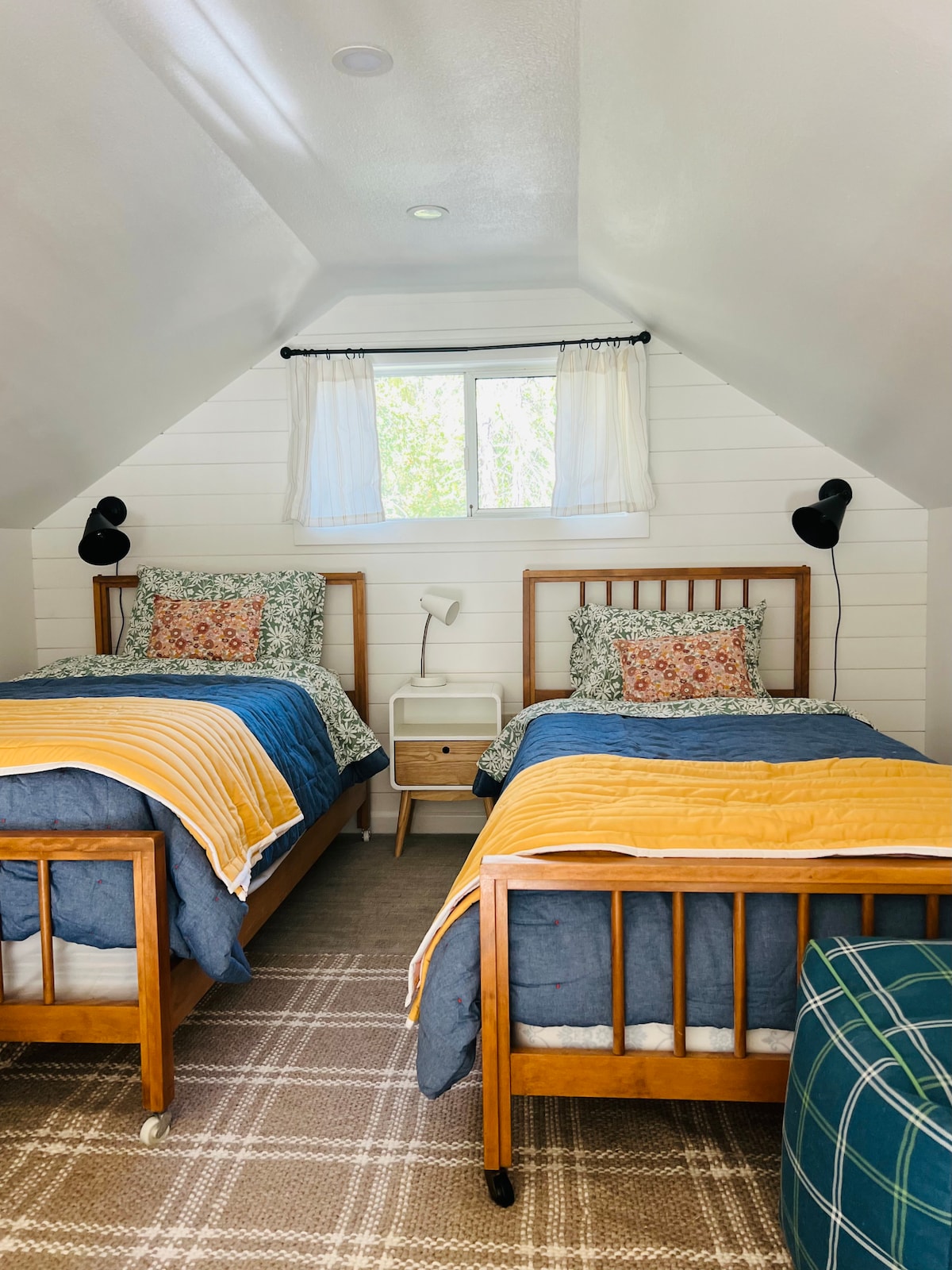 Camas individuales en el loft. El loft está abierto sobre la cocina y la sala de estar. Debes subir una escalera para acceder. Es necesario orientar a los padres