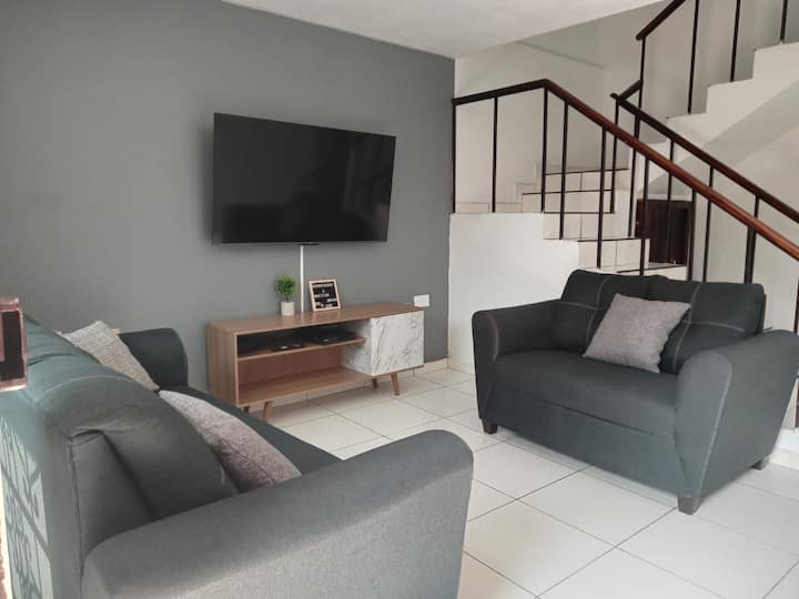 La Quinta Vacation Home - Santa Ana