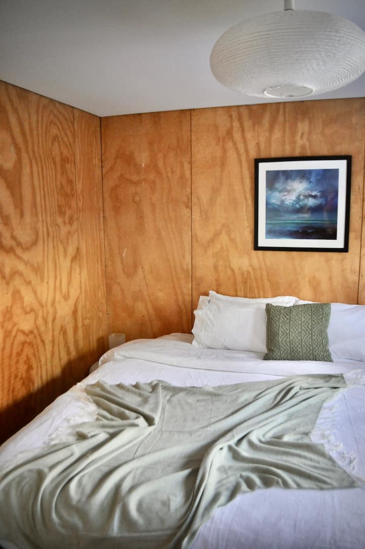 Druhá spálňa má obrovskú manželskú posteľ - v skutočnosti je väčšia. Veľkosť sa označuje ako „Super King“. Superhrdinovia dobre ubytovaní v Southhobarthaven ;)