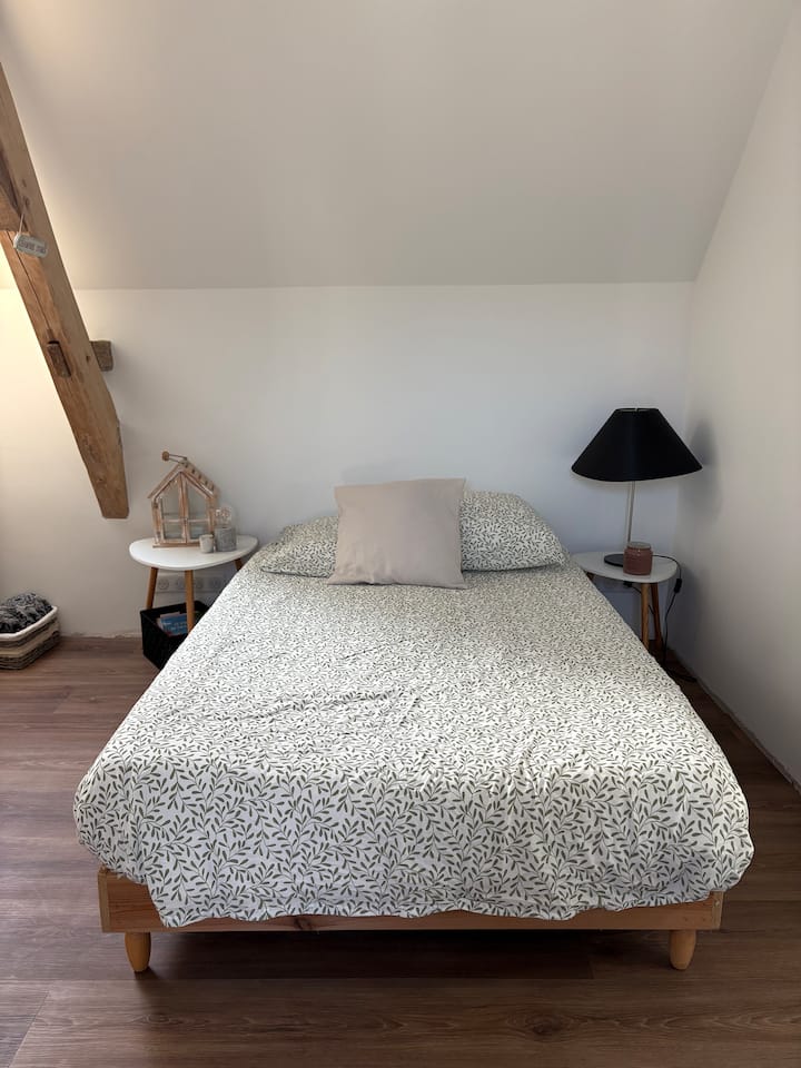 На площадката има място за допълнително спане за настаняване на 5 - ти и/или 6 - ти гост .“