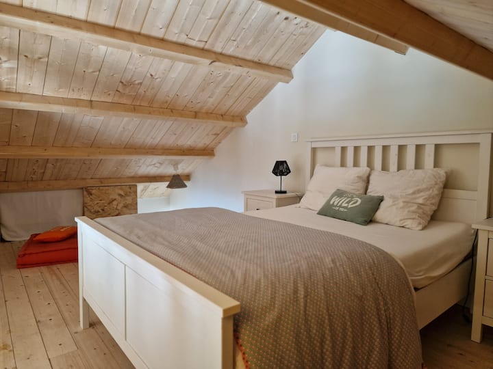 Спална соба на мезанинот. Нема безбедносна патека, но не е опасна за возрасни лица. 