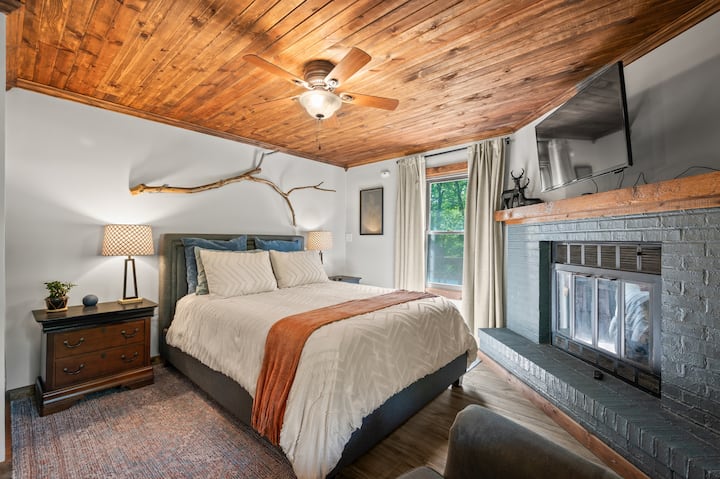 Mach dir keine Sorgen wegen der kalten Wintermonate, du kannst R&R Creekside immer noch mit unserem Hauptschlafzimmer-Kamin genießen. 
