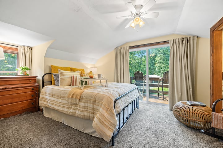 Lass deine Gäste unser Dragonfly-Schlafzimmer im zweiten Stock genießen. Es bietet ein Queensize-Memory-Schaumstoffbett und einen privaten Balkon mit Blick auf den R&R Creekside-Teich. 