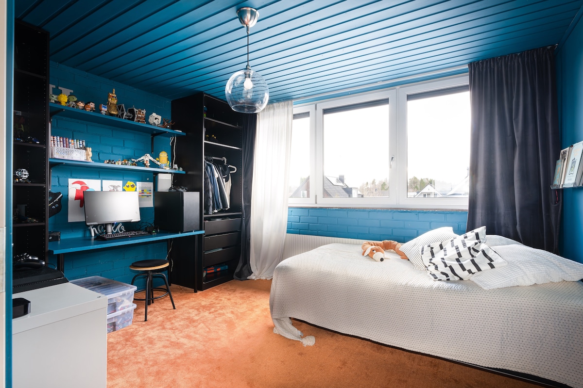 Cama de 140 cm, espacio para colchón inflable en el piso.