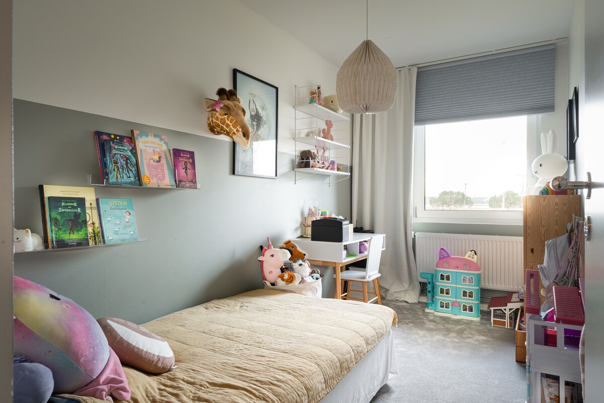 Cama de 120 cm, espacio para colchón inflable en el piso.