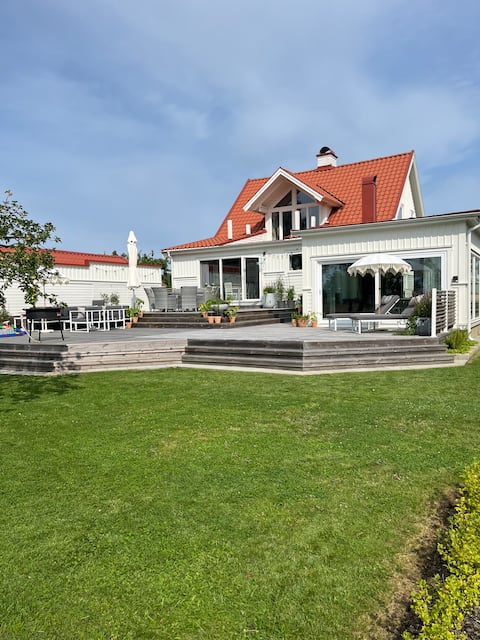 Family-friendly villa with lake view