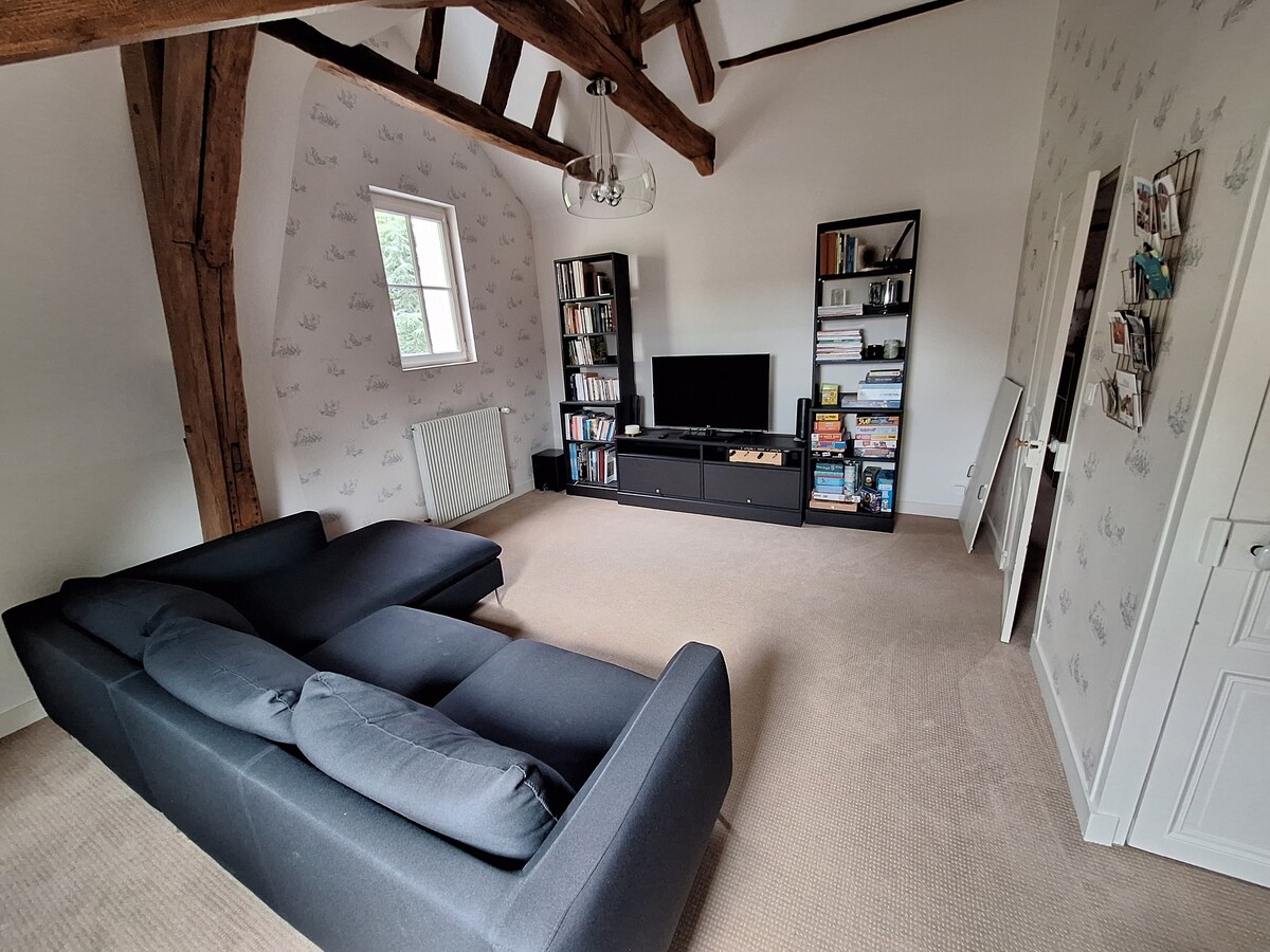 საძინებელი 5, სატელევიზიო ოთახი და სამუშაო მაგიდა.