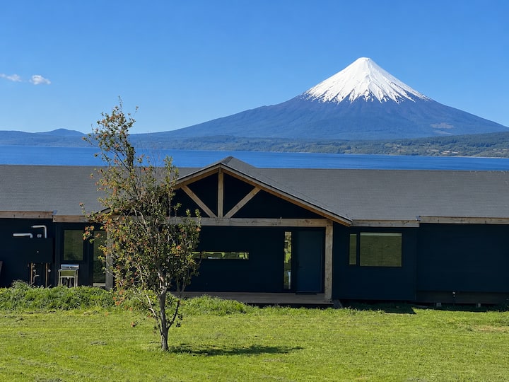 Family House: Lake, Hot Tub, Barbecue Area, and 3 Volcanoes
