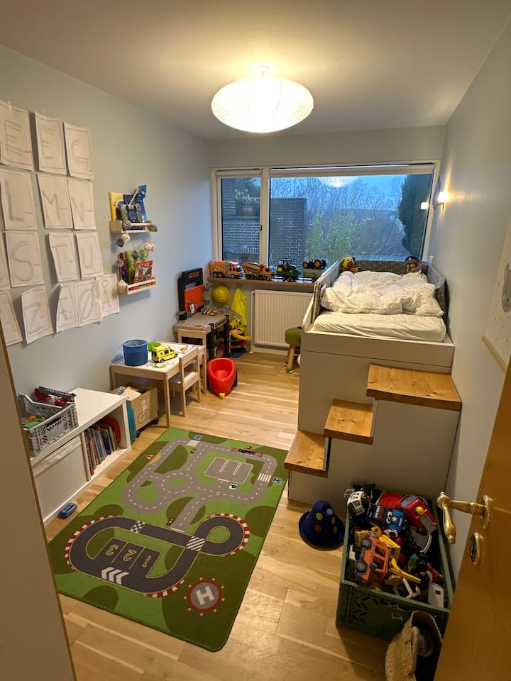 غرفة بوي بسرير صغير عالي والكثير من الألعاب اللطيفة. يمكن توفير مرتبة للبالغين على الأرض (توجد في غرفة أخرى). 