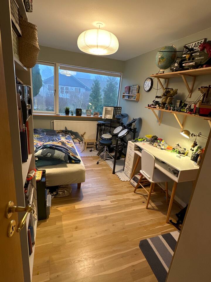 غرفة بوي بسرير للبالغين - زنبرك صندوقي.