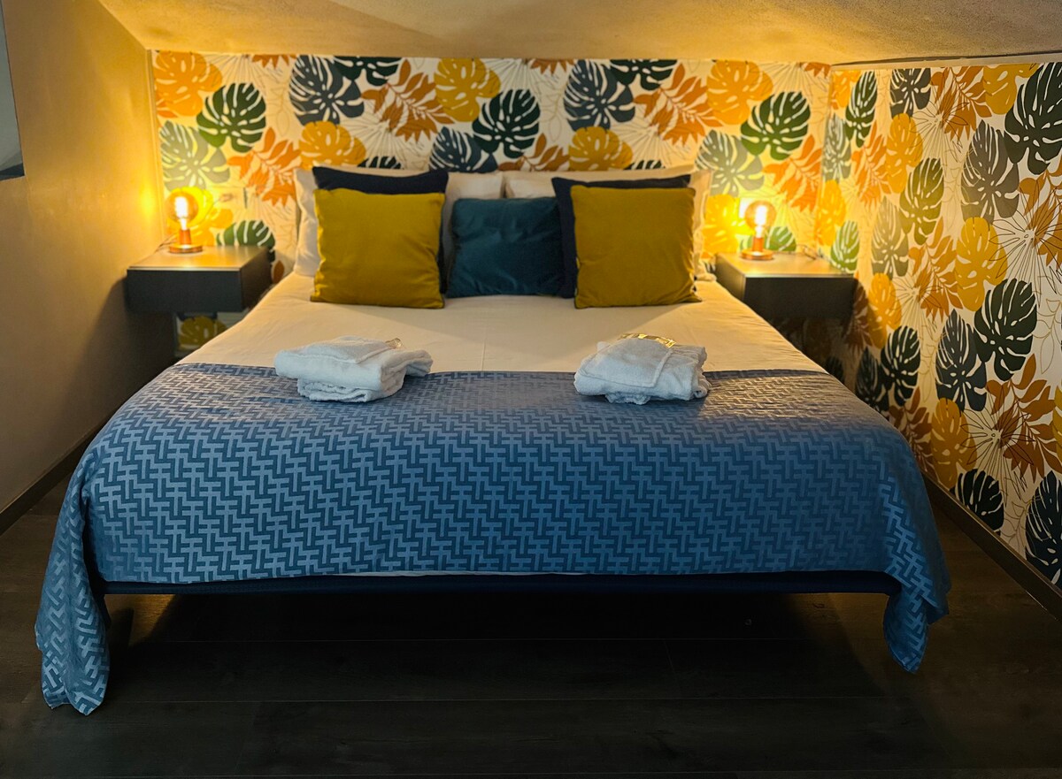 обзаведено със стил, това е истинско любовно гнездо: идеално за романтични почивки. Двойното легло с размери 160 х 200 см е изключително удобно и оборудвано с четири възглавници – две от мемори пяна и две традиционни, за да отговори на всяка нужда от почивка