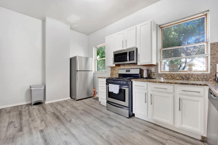 Best Location, King Beds, 2 Floors, Easy Parking - Chicago, IL