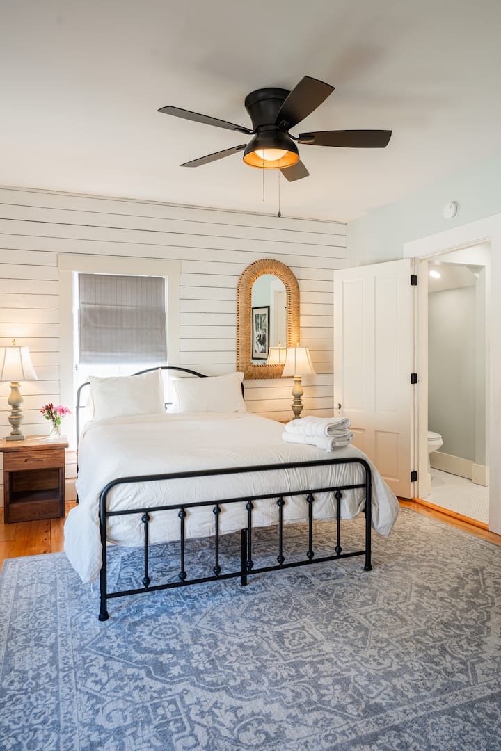 Spálňa na druhom poschodí s vlastnou kúpeľňou