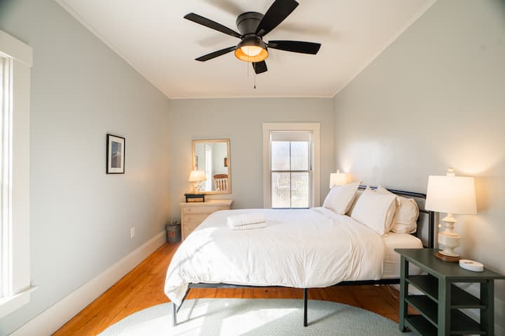 Spálňa na druhom poschodí so spoločnou kúpeľňou na chodbe