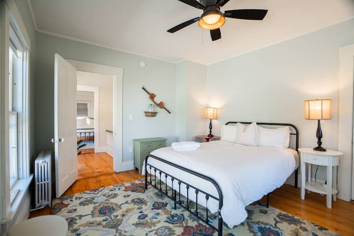 Kúpeľňa na druhom poschodí so spoločnou kúpeľňou na chodbe