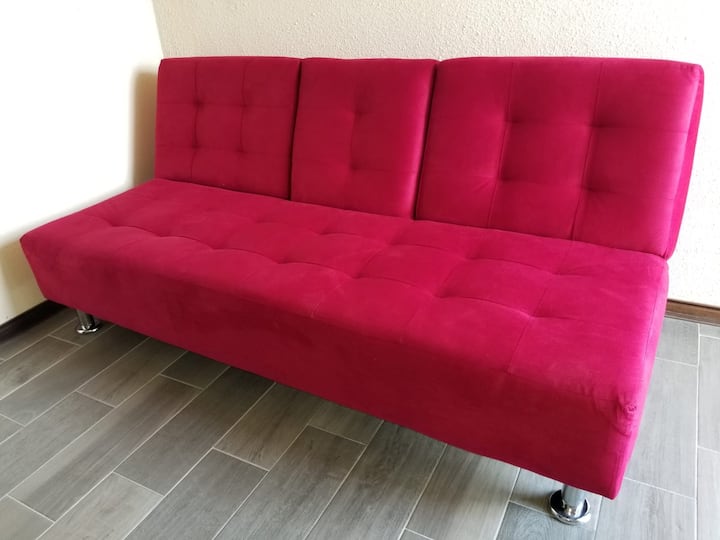 Rozkladacia pohovka je na chodbe domu. Všetky plachty sú k dispozícii na použitie