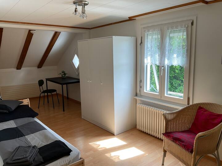 3.OG Zimmer No.21
Ერთადგილიანი საწოლი ნიჟარით, გარდერობით, მაგიდით და სკამით 