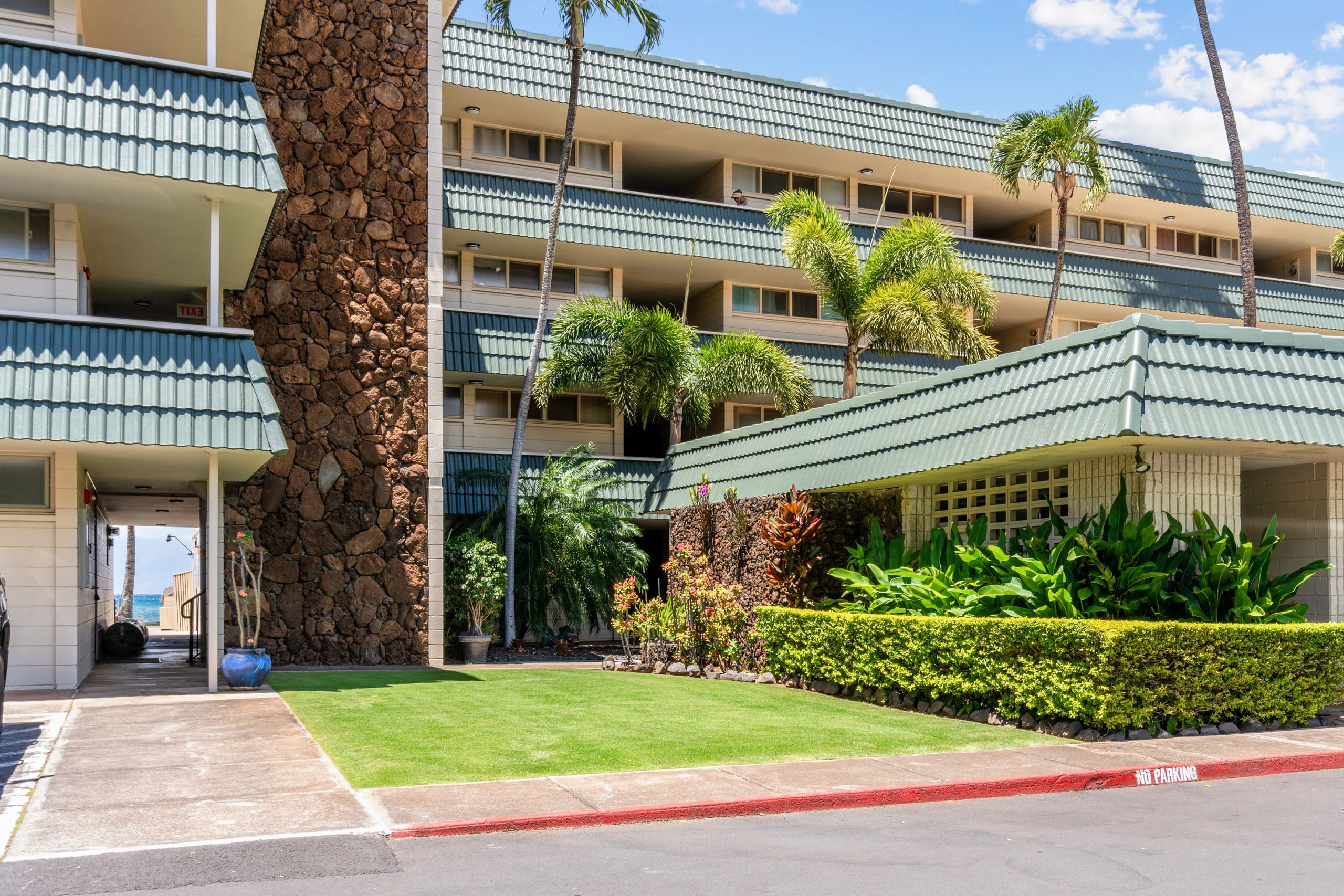 Condo in Lahaina · ★4.99 · 1 bedroom · 2 beds · 1 private bath - Image 37