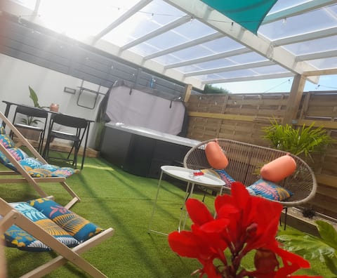 House 4p*private covered jacuzzi* 1.6 km from beach