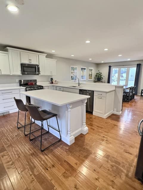 5BR/3BA *Pickleball, Hot Tub, Tree House*