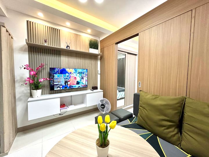 Living area: Stream on Netflix or watch live TV as you relax. Enjoy a 100mbps wifi that is capable of having 5 devices connected at the same time.
