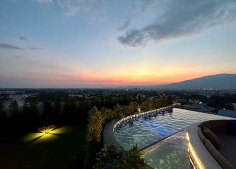 Luxurious 3-bedroom apartment with infinity pool at Astra sky river, Chiang Mai