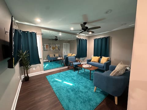 Bright 2BR Apt 8 min to JFK and 5 min to Mall.