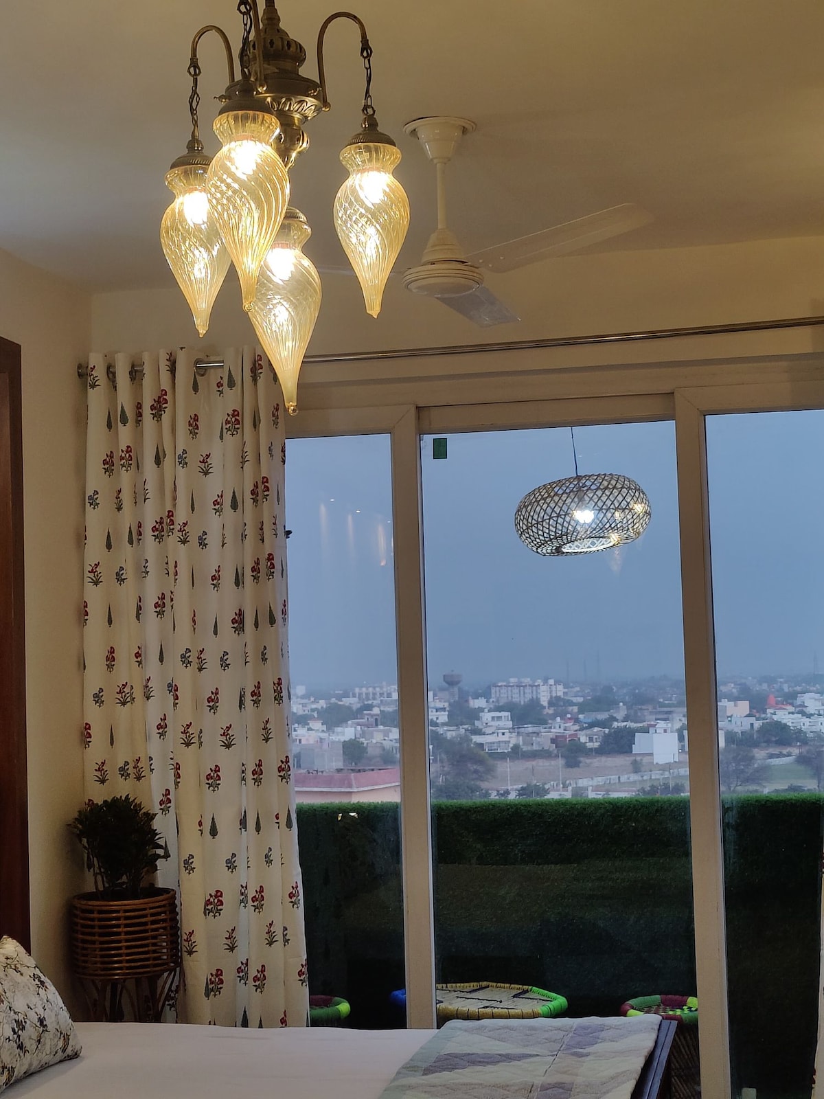 Chandler antik dhe një pamje e bukur nga ballkoni