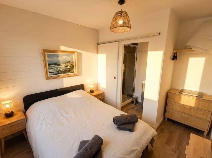 Esta primera habitación se encuentra en la planta baja y en su baño privado con ducha, así como una cómoda para deshacer las maletas y un televisor para una verdadera comodidad.