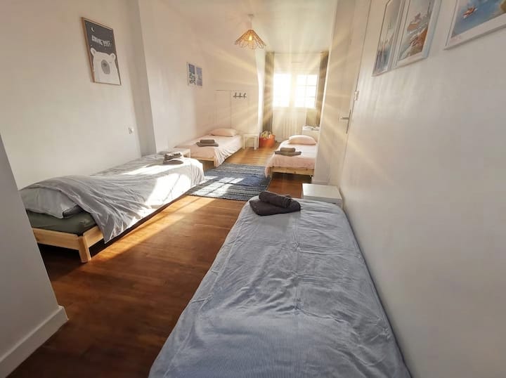 Gran dormitorio con 4 camas y un televisor.
También encontrará algunos juegos en esta habitación y en el buffet del salón para entretener a los más pequeños.