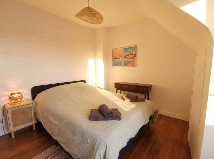 Esta habitación se encuentra en el 1º piso.
El decodificador wifi se encuentra en la ventana.
Se ruega no desconectarlo.