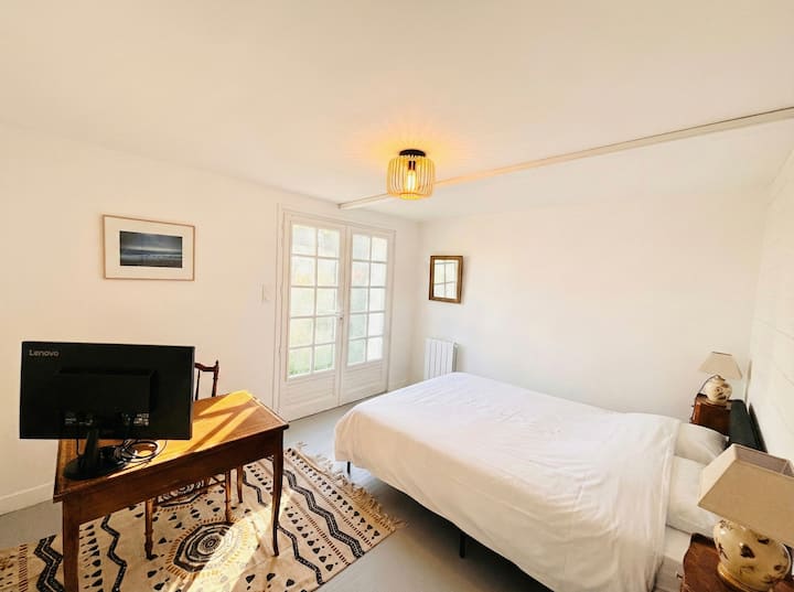 esta habitación está en el sótano con acceso directo al jardín a través de su propia puerta ventana