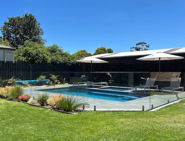 5 min walk to beach & shops. Heated pool + spa gallery image 3