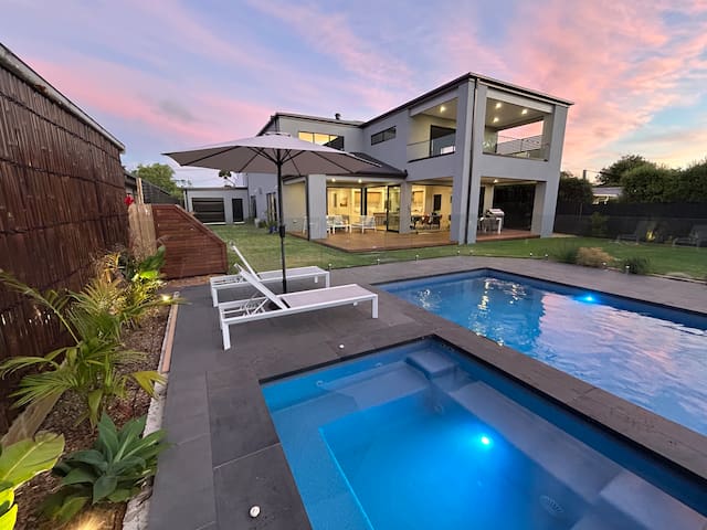 5 min walk to beach & shops. Pool + spa